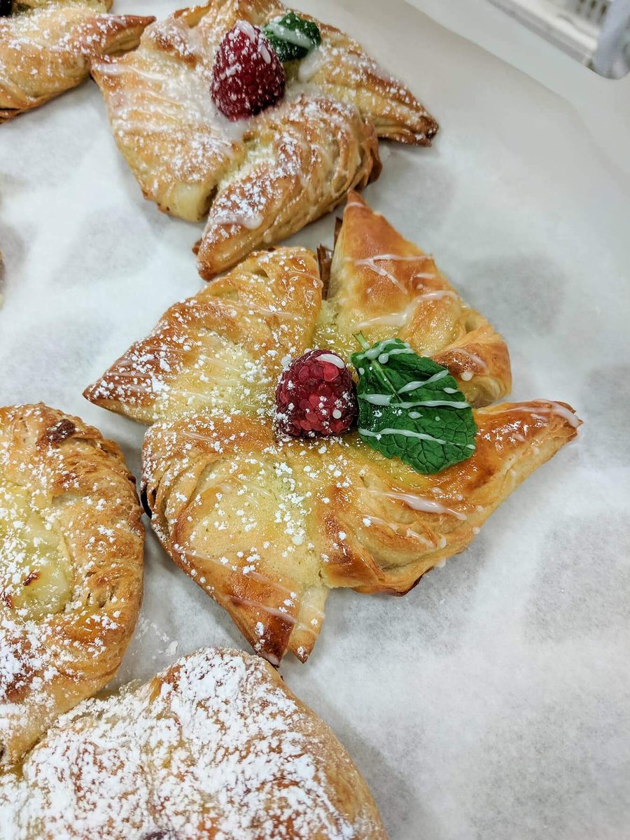 TUDublinBakery's tweet photo. More treats to be bought from the bakery ! 😍🥐 From Danish pastries to croissants and cupcakes .  #DITBakery #ditfood #croissant #pastry  #cupcakes https://t.co/FTSyb43mei