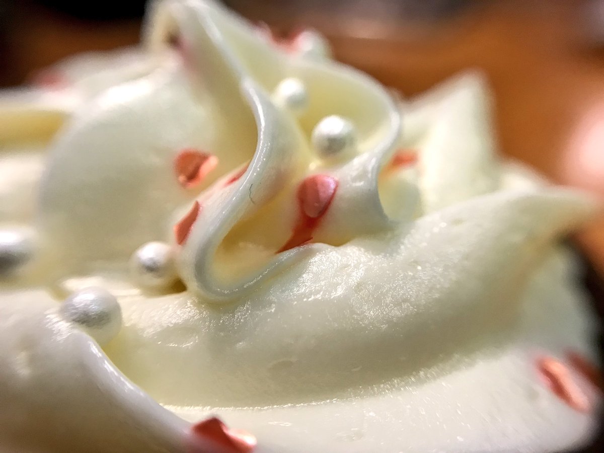 KelleyBayernWX's tweet image. Tested out my new iPhone macro lense yesterday. Found a fuzz in the frosting but ate it anyways. #willitwork #ActionNews