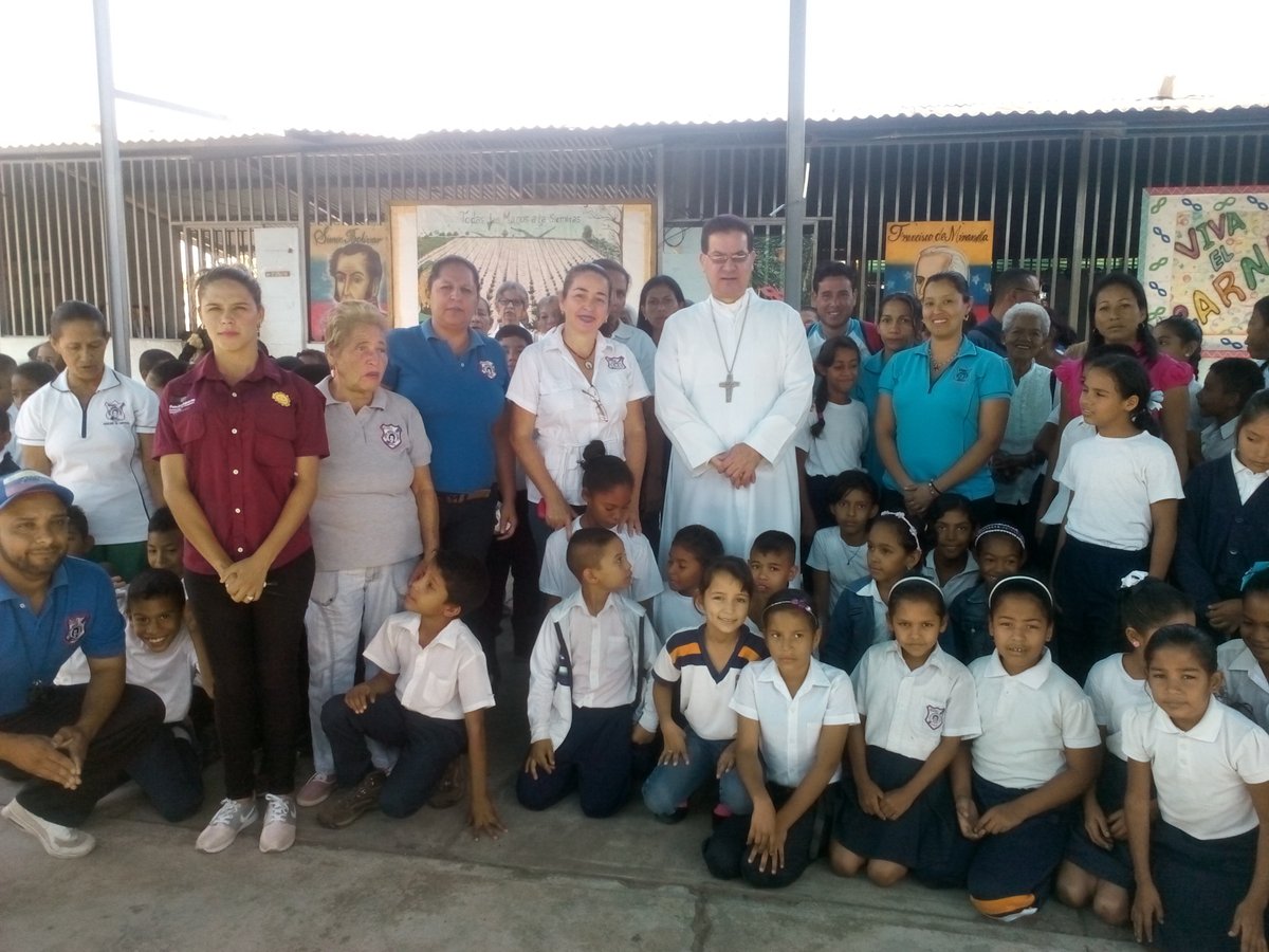 e_bocaney's tweet photo. visita del Sr. Obispo Polito Rodriguez a nuestra querida institucion E.B.E Cristina G de Bocaney https://t.co/UZ3d4P1jW5