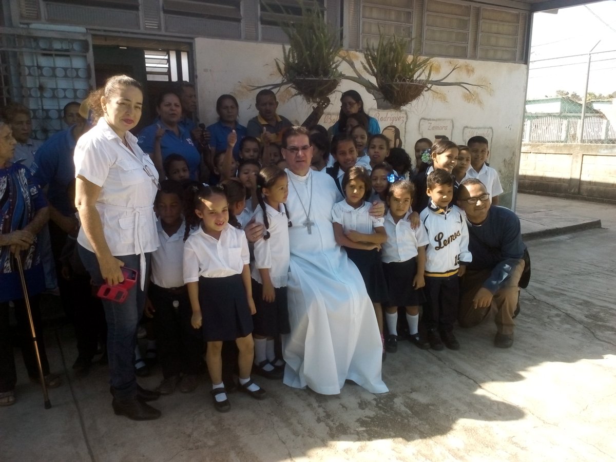 e_bocaney's tweet photo. visita del Sr. Obispo Polito Rodriguez a nuestra querida institucion E.B.E Cristina G de Bocaney https://t.co/UZ3d4P1jW5