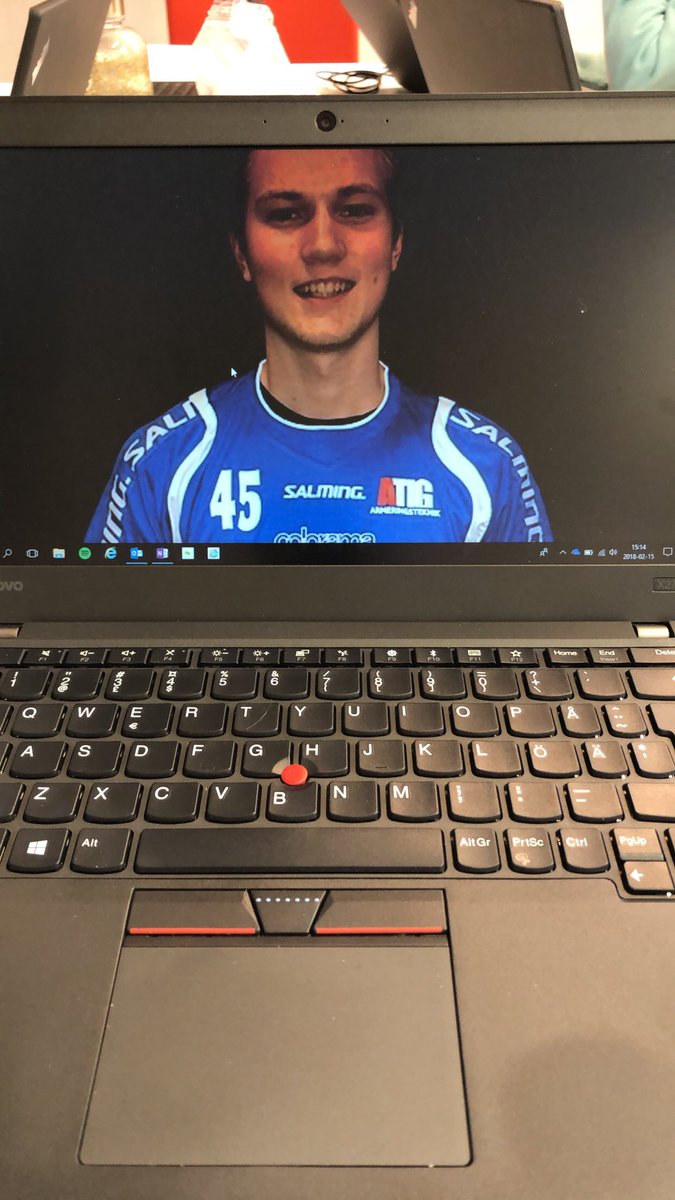 ChristianByman's tweet photo. Blir så enkelt att genomlida möten när man har en bra bakgrundsbild. #frutte https://t.co/gGpdjfhOdH