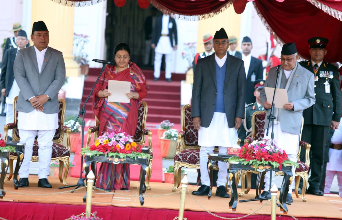 प्रधानमन्त्री पदको शपथ लिएको छु । प्रधानमन्त्रीमा निर्वाचित गराउनु हुने आम नेपाली जनता र बाम गठबन्धनलाई धन्यवाद । मुलुकको विकास र समृद्धिका लागि स्वदेश तथा विदेशमा रहनुभएका नेपाली दिदीबहिनी तथा दाजुभाइहरुबाट साथ, समर्थन र सहयोग प्राप्त हुने विश्वास लिएको छु । Pic: <a href="/RSSNEPAL/">National News Agency (RSS)</a>