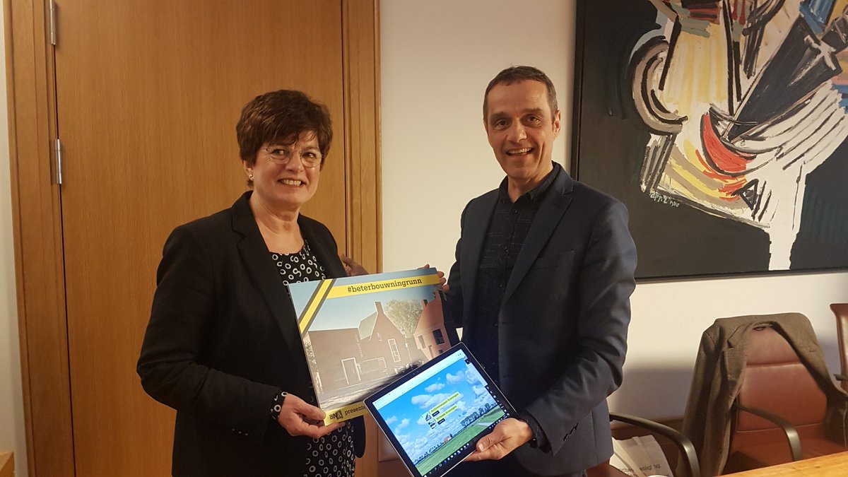 BNA presenteert witboek voor Aardbevingsgebied aan bewonersverenigingen #Groningen en DG van @MinisterieEZK. Architecten helpen Groningse bewoners. #bouwningrunn bna.nl/bna-presenteer…