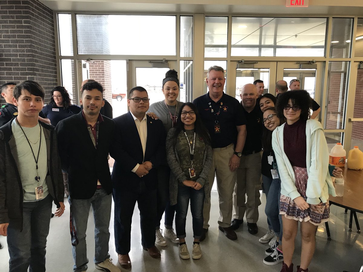 GenovaHollyAnn's tweet photo. Thank you Lewisville Police for helping our students feel safe and secure. #donutswithcops #Bharmonnow @LewisvilleTexas @LewisvilleISD @LHSHarmon https://t.co/TXkJvAYAmN