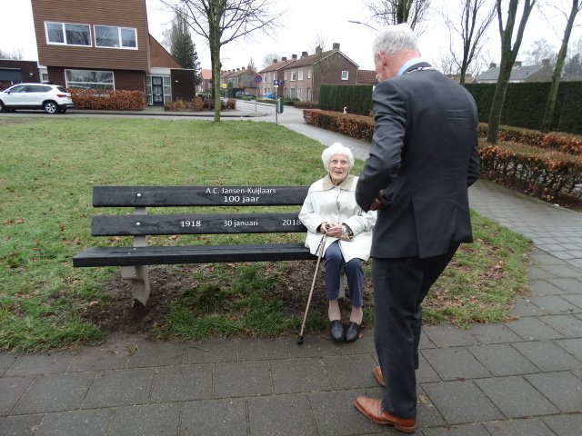 gemeente_Bladel's tweet photo. Op dinsdag 30 januari werd mevrouw Annie Jansen-Kuijlaars uit Bladel 100 jaar. Ter ere hiervan is er een bank aan het Julianaplein geplaatst. Deze bank werd vandaag feestelijk onthuld door waarnemend burgemeester @pm_ms in aanwezigheid van Annie en haar naasten. https://t.co/3d9JEhi5Q6