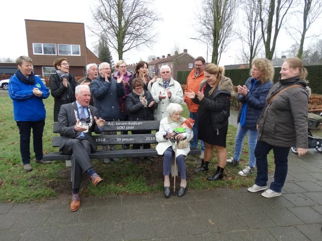 gemeente_Bladel's tweet photo. Op dinsdag 30 januari werd mevrouw Annie Jansen-Kuijlaars uit Bladel 100 jaar. Ter ere hiervan is er een bank aan het Julianaplein geplaatst. Deze bank werd vandaag feestelijk onthuld door waarnemend burgemeester @pm_ms in aanwezigheid van Annie en haar naasten. https://t.co/3d9JEhi5Q6