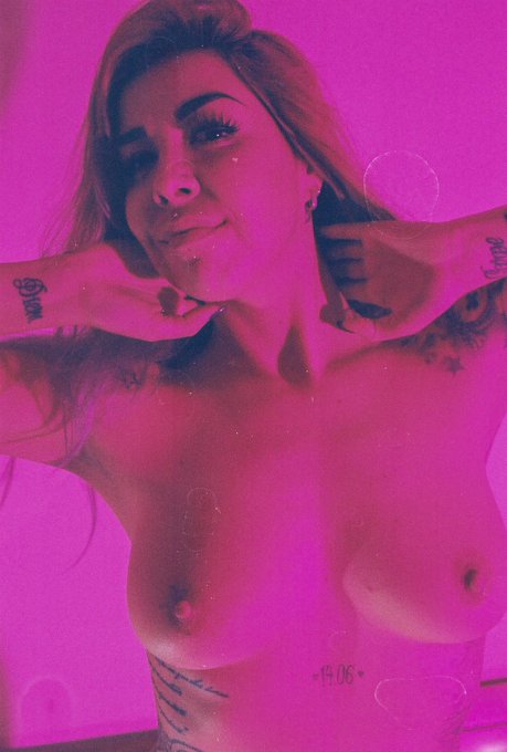 A compilation of 28 analogues, mostly NSFW images, as this one, is now available for any patron pledging<a href="/tag/nudemodel"class="tags"><span>#nudemodel</span></a><a href="/tag/inkedgirl"class="tags"><span>#inkedgirl</span></a>