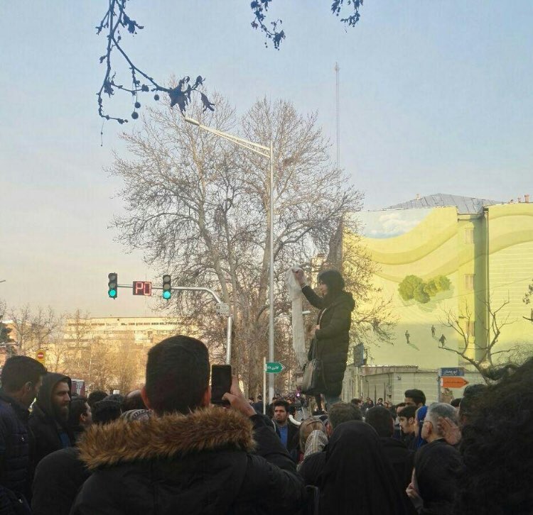 azijangravi's tweet image. شايد حالا حالاها ازاد نشم ولي من ميجنگم