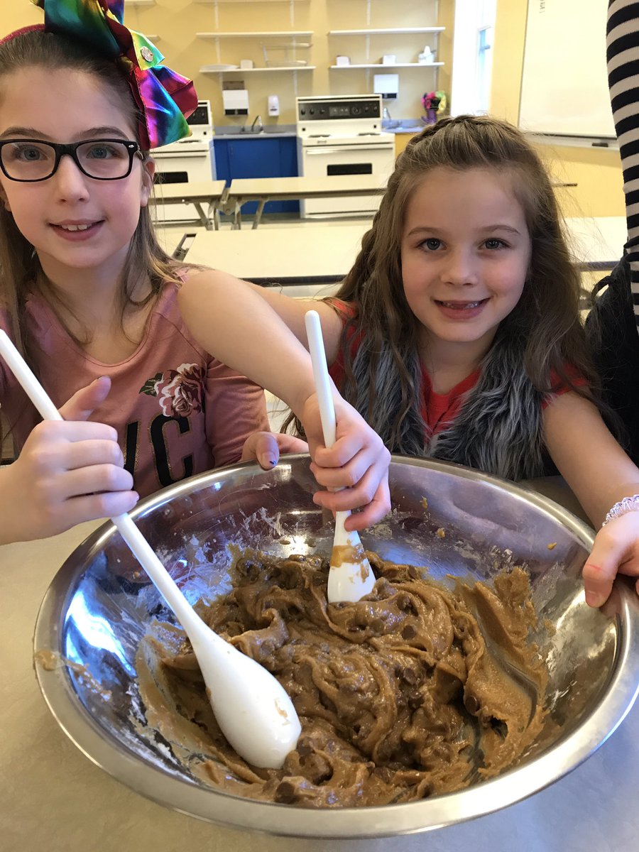 mrsshaunnadale's tweet photo. Who knew math could be so much fun in K-5... &amp; the day is just beginning  #bakingcookies #mathday2018 #recipes @SWATigers 
Big thanks to our parent volunteers 💕 https://t.co/DfhqZEGxfl