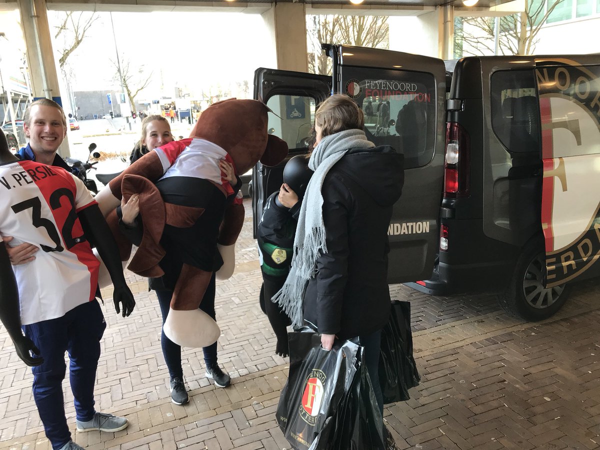 jethouwers's tweet photo. Lang leve onze super #socialwork studenten die steeds inzetbaar zijn bij de 28 projecten @FeyenoordFound @hsrotterdam https://t.co/RvgXPGBAzi