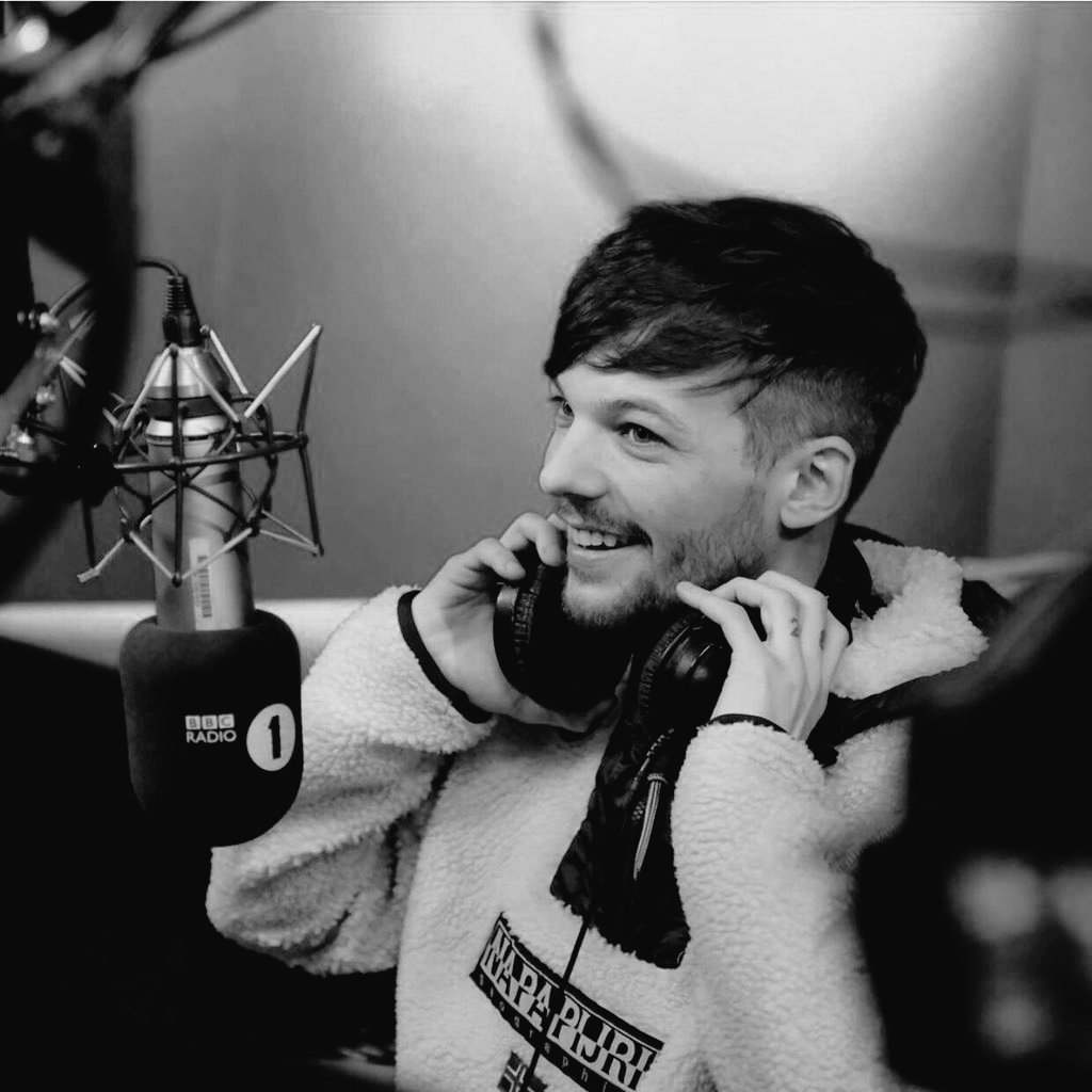 FamousBaseRPG's tweet image. • Louis Tomlinson •

》 @louisintoit
