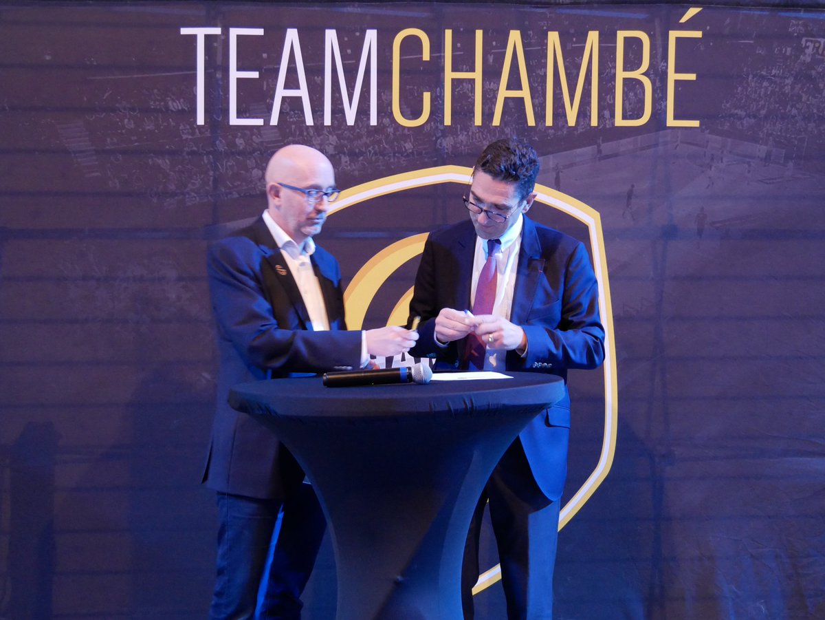 Prefet73's tweet photo. #Partenariat 💛🖤 | 🤾‍♂️ Hier soir, à l'occasion du match #CSMBH vs Montpellier, Louis LAUGIER, @Prefet73 et Alain PONCET, Président du club ont signé pour la 5ème année consécutive la charte #SécuritéRoutière + d'infos sur ce partenariat  👉 https://t.co/TViuFxClYt https://t.co/j7wd39QNdG