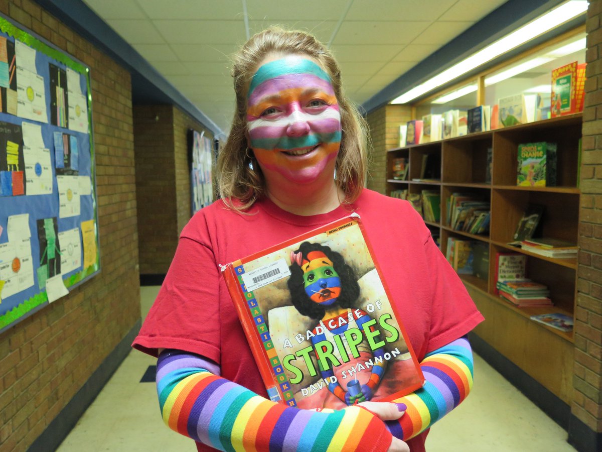 EastRamapoCSD's tweet photo. Students from #RamapoHS read to children at #MargettsElementary in English and Spanish as part of #RocklandReadIn. Teachers joined in the literary spirit, dressing like their favorite characters. #EastRamapo #RiseUp https://t.co/EXdBKCBDI2