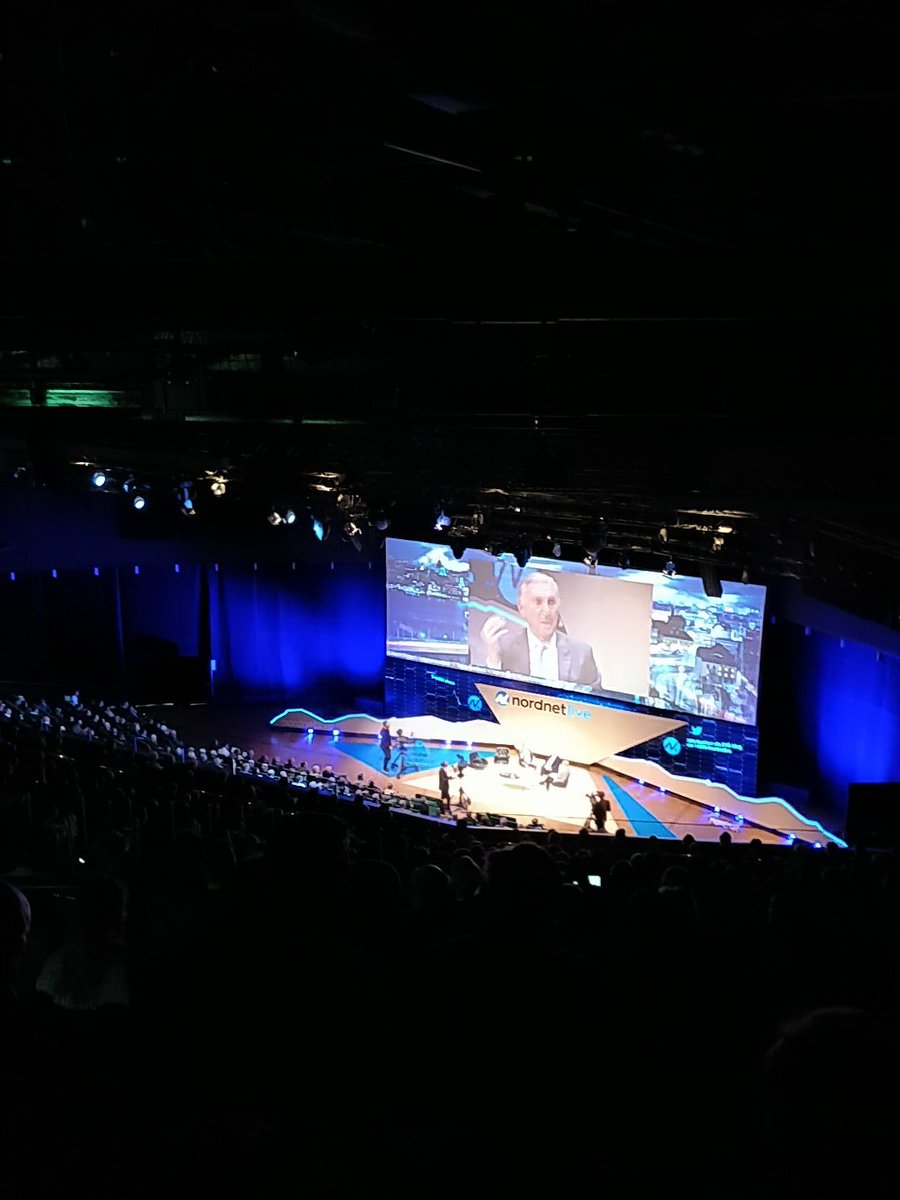 Är en aktieintresserad 17-åring på #nordnetlive  som sitter ensam längst uppe i vänstra hörnet. Kom och prata $evo $integb $ctm $leo och $talk !! :)