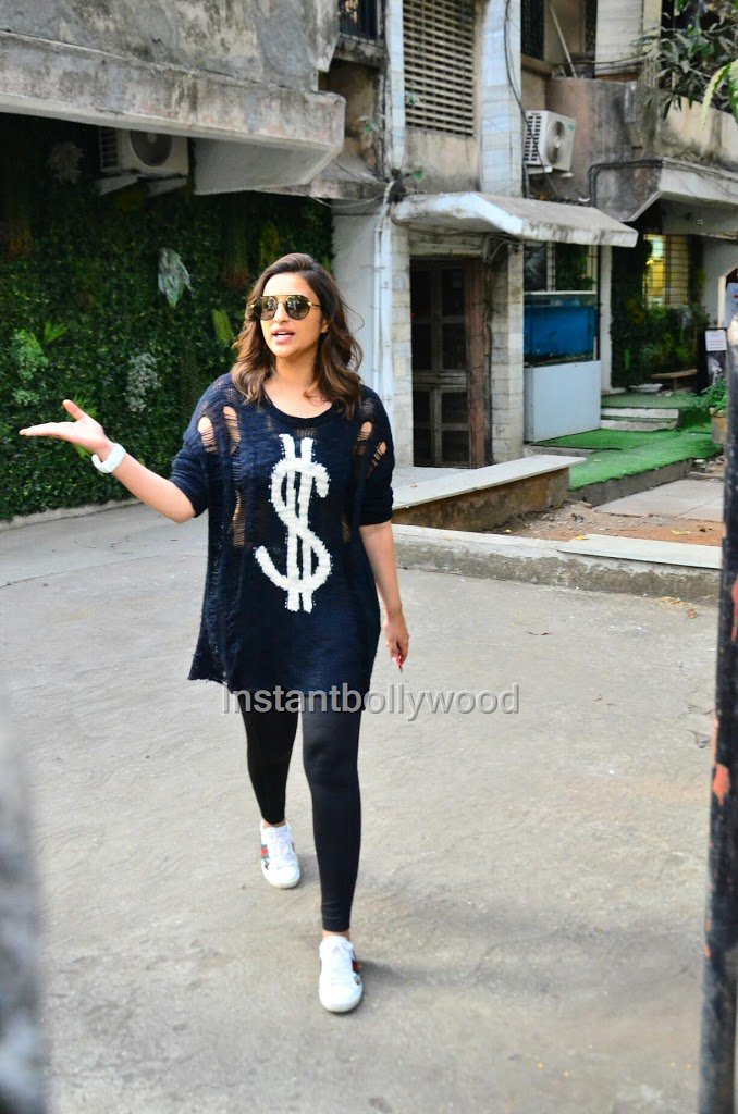 instantbolly's tweet photo. #ParineetiChopra snapped post salon session in Juhu https://t.co/4CEMhWn3Wi