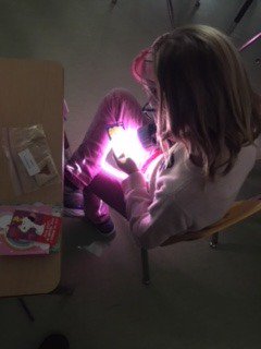 lin_friesen's tweet photo. Celebrating I Love to Read &amp; Valentine's Day by reading our Valentine's Day cards with our "Olympic torches"! #SouthOaksSchool @SouthOaksHSD https://t.co/jRfQse93dH