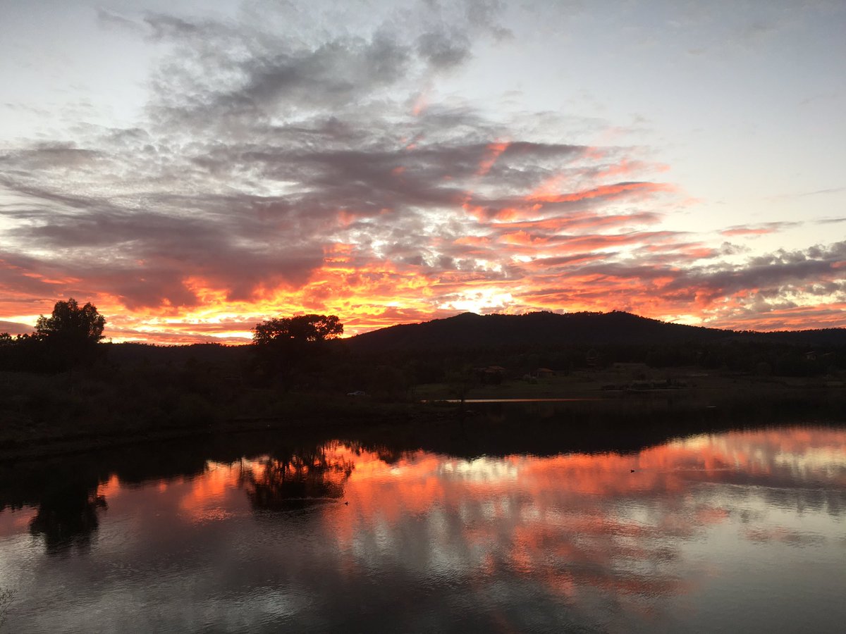 melisu_b's tweet photo. Sunset at Presa del Nogal Tapalpa, Jalisco #rtweek18 https://t.co/VxNlmLeX8w