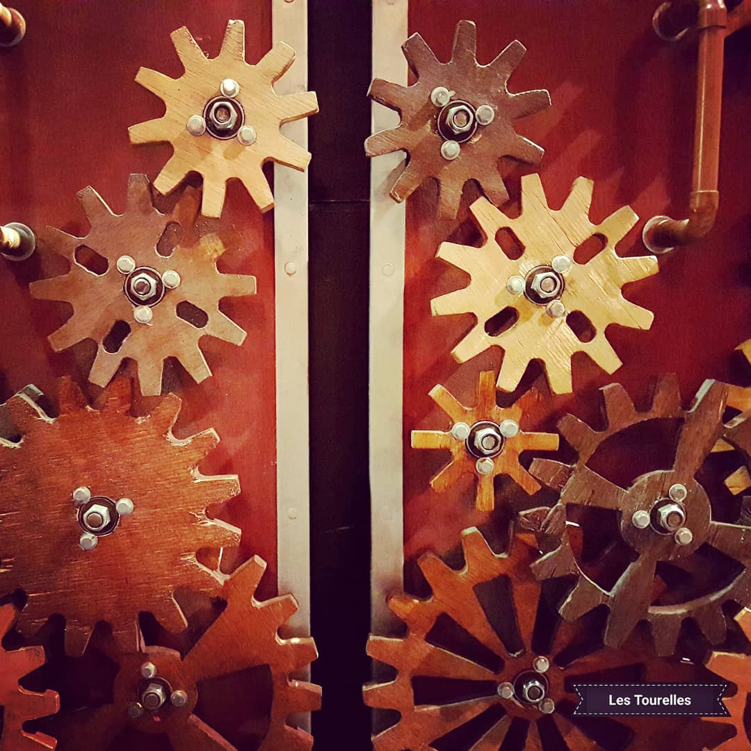 En pleine préparation pour le spectacle " La mécanique de l'absurde" -  Cie Mister Fred. Rendez-vous ce soir, jeudi 15 février à 19h aux Tourelles. Il est encore temps de réserver vos places : 03 24 71 64 77 lestourellesvouziers.fr #spectacle #jonglerie #thé