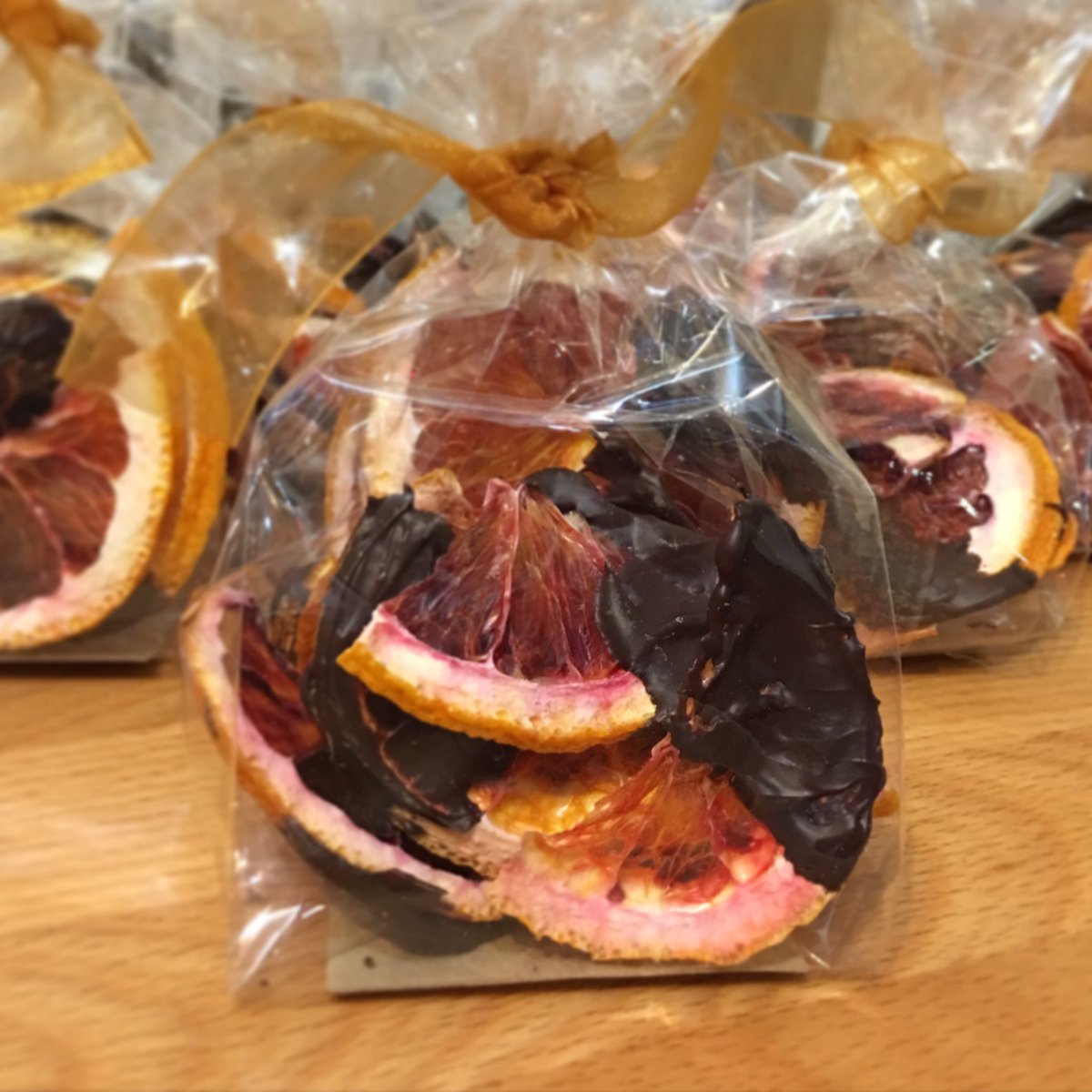 Larder_Cupboard's tweet photo. Blood orange crisps dipped in all-natural 63% fair trade, non-GMO #chocolate. Simple. Simply delicious.
A better for you snack. 🍫🍊
#FairTrade #BetterSnacks #AllNatural #OrangeCrisps #Simple https://t.co/sLJafqlCYU
