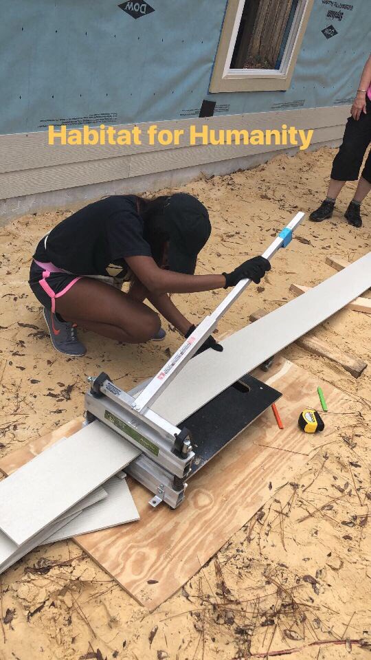 UF_SISTUHS's tweet photo. Service is not an act - it’s a lifestyle. We rise by lifting others. Last weekend we volunteered with Habitat for Humanity to help build homes for those in need. How do you live out service? 🏡🔨💛 #HabitatForHumanity #UFSISTUHS #SaturdayService https://t.co/TFaCVCYedC