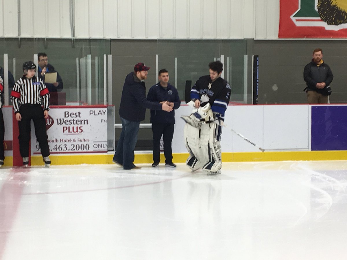 PAPantherHockey's tweet image. Last night before the game we took a moment to honour our graduating  players with an exclusive PA pin #Pinnight @pahscouncil @Panthers_PA