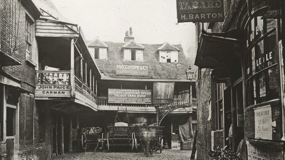 thamespulse's tweet photo. The Old Tabard Inn, Southwark, c1900 Credit: Bishopsgate Institute #ThrowbackThursday #photography #LondonThrowback #HistoricLondon https://t.co/rFRqsByzq3