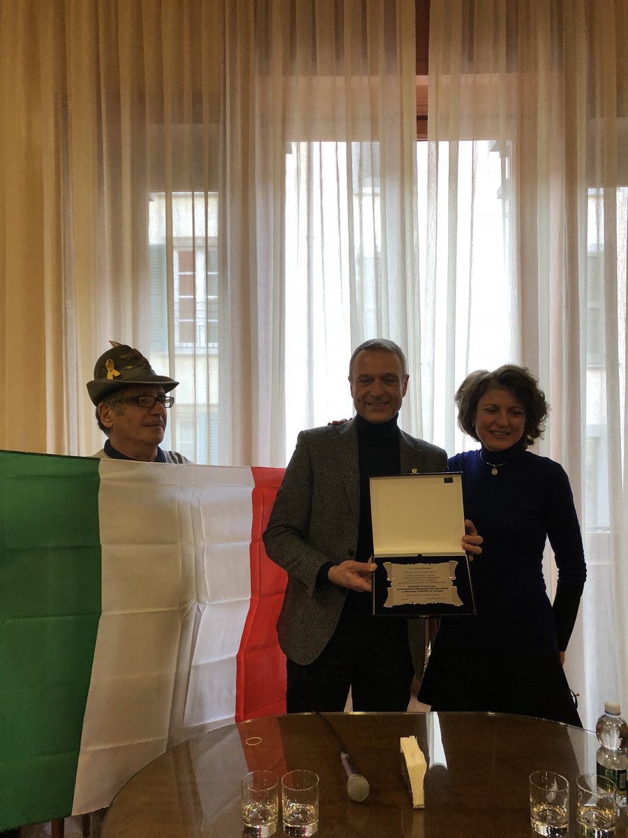 Il momento della consegna dell’onorificenza e del tricolore. #StelleNascoste