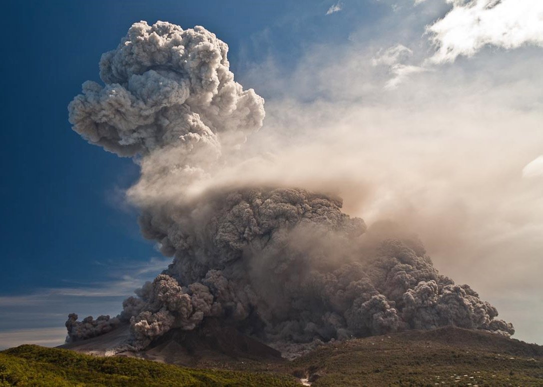 Even after 15 years of activity some of the largest Vulcanian explosions of the eruption were still taking place at Soufriere Hills. This one on 5th February 2010 just 5 days before lava extrusion ceased #VolcanoCup