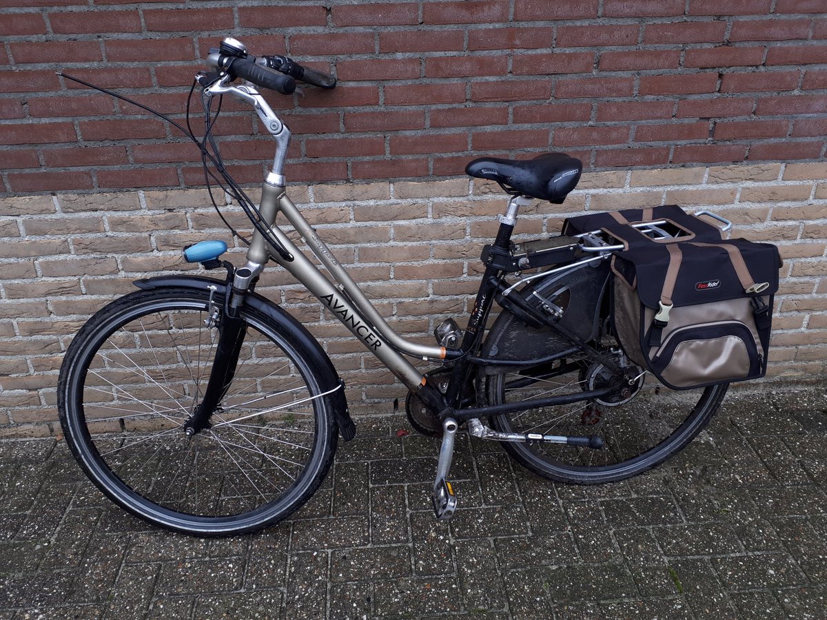 Eigenaar gezocht: Deze damesfiets is afgelopen weekend aangetroffen aan de Vennootsweg te Een. De eigenaar wordt verzocht contact op te nemen met het buro in Roden. 0900-8844 ^TV
