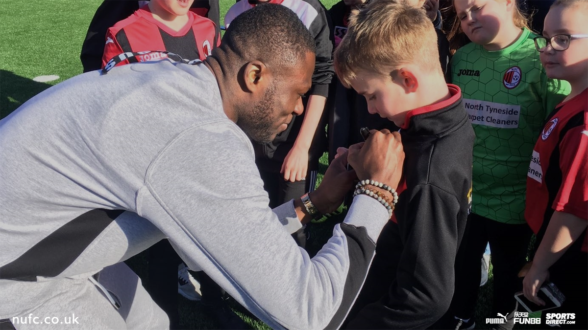 Newcastle United defender Chancel Mbemba officially opened a new all-weather artificial pitch at West Moor Community Centre this afternoon.

👉🏽 nufc.co.uk/news/latest-ne… #NUFC
