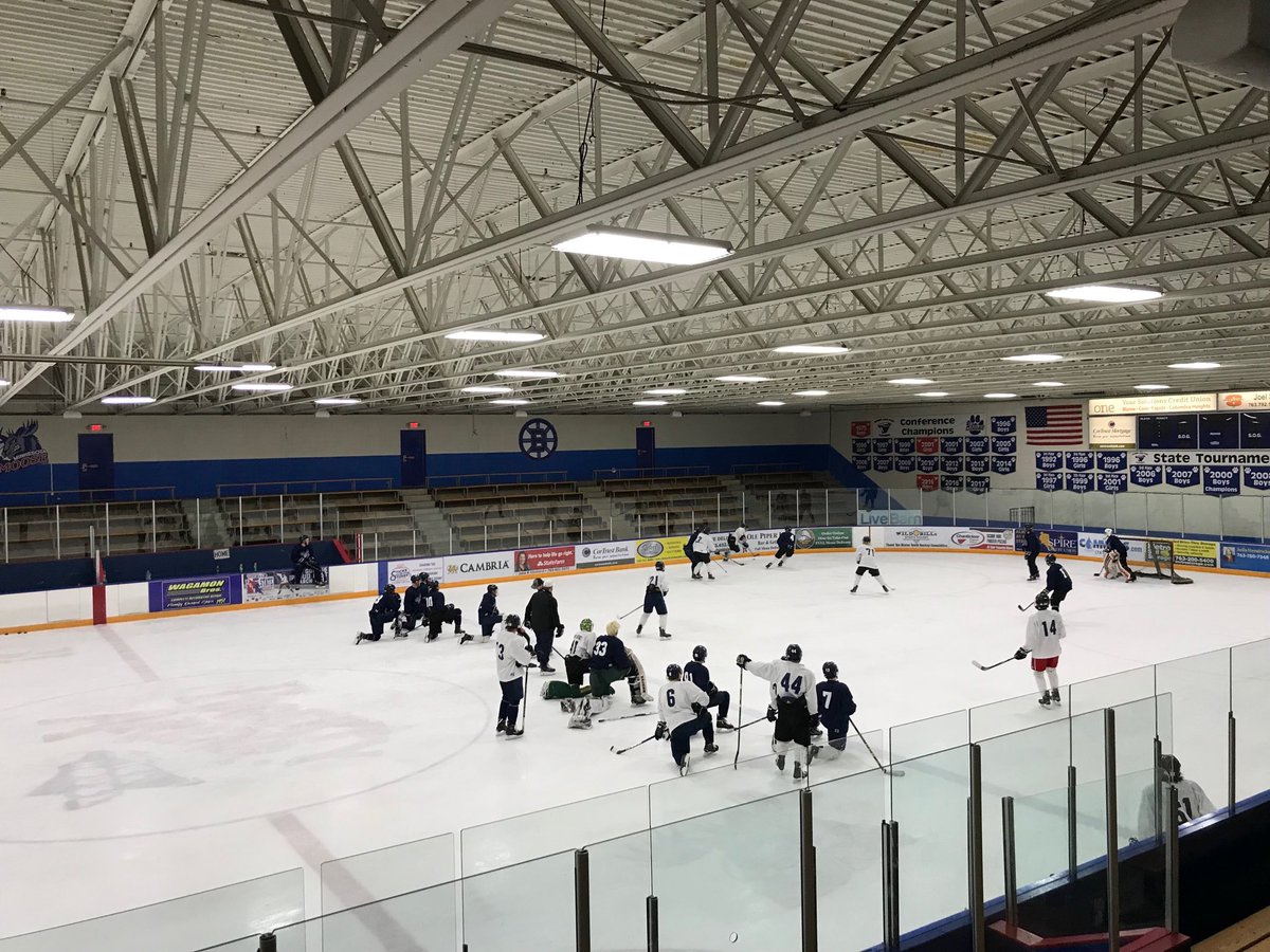 dmaciuk's tweet photo. Catching a @MNMooseHockey #betterearly https://t.co/2iJpkXjcLT