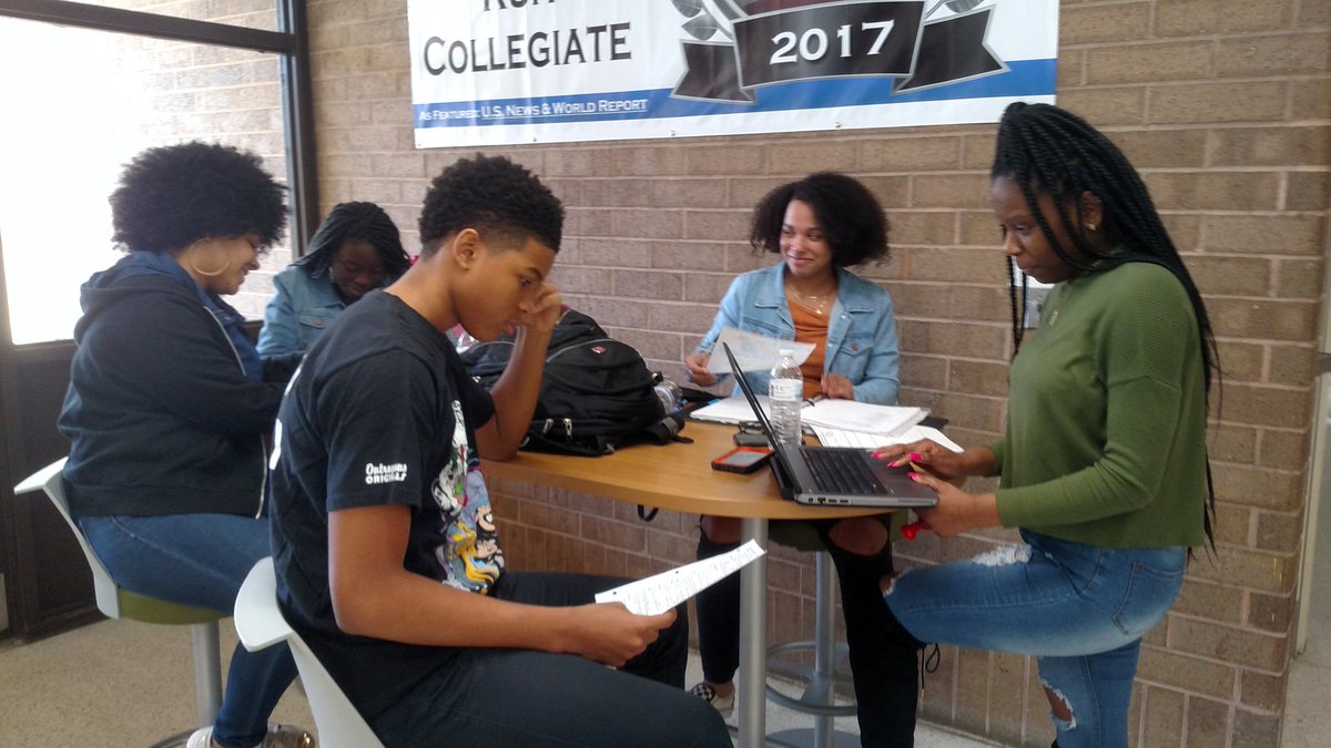 sdkeithi's tweet photo. Our @grcollegiate  students collaborating during lunch to make greatness happen. @GRCWAY https://t.co/JaWaXoV74r