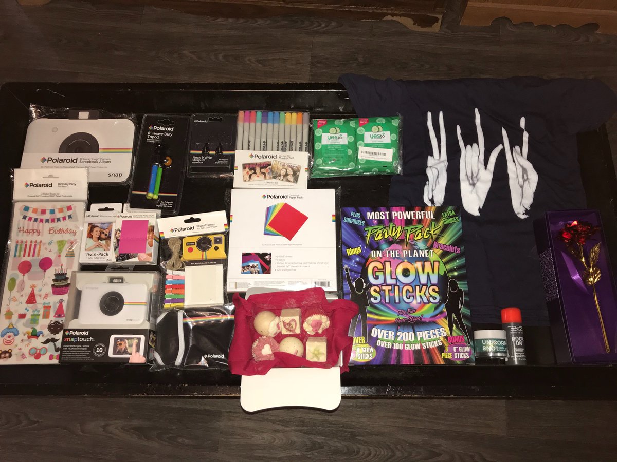 HazeyyG's tweet photo. I want to give a huge shout out to my Fans/Friends! They are the best and really made me feel special yesterday and everyday! Thanks for all the gifts <3 #weblove #Valentines2018 #fanfavorite #bestfriends #spoiled #princess https://t.co/O465KJogCJ
