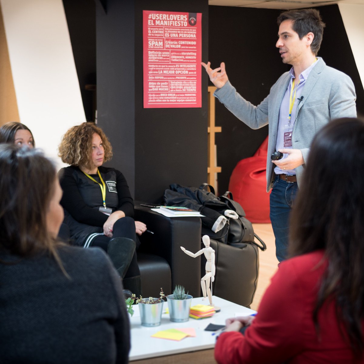 daniel_marote's tweet photo. ¿Quieres convertir tus leas en ventas? Échale un ojo a nuestro último #HydraDays donde hablamos de #SocialSelling y cómo la empatía te ayuda a conectar usuarios con tus productos. https://t.co/zm4RkzYsR5 https://t.co/b6X4aYhu8W