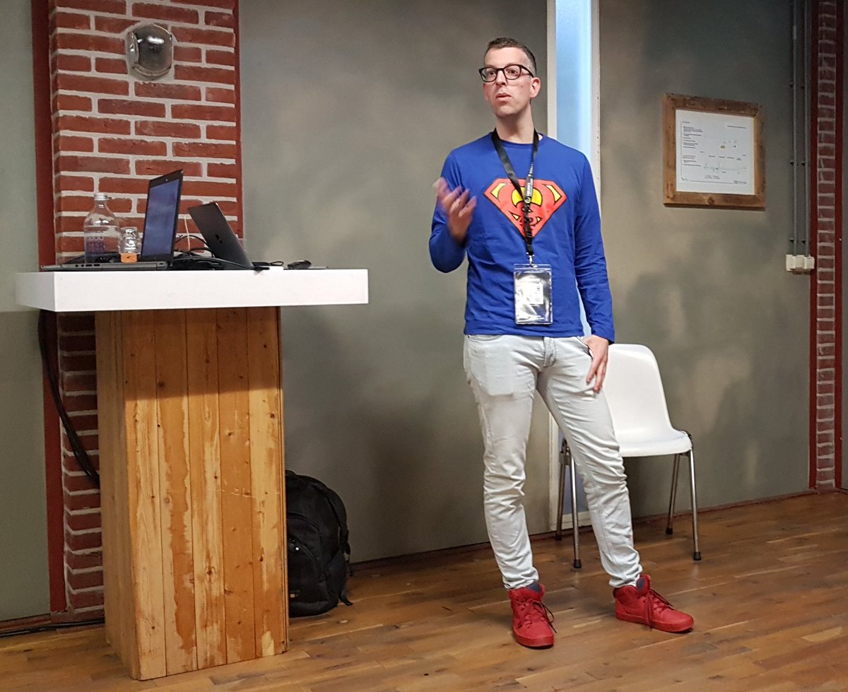 leonellive's tweet photo. #ReactNative session by @tsuijten.
The pevious session was performed in a Brazilian cape, this one in a superman shirt. #tweakersdevsummit https://t.co/gU3778WkwK