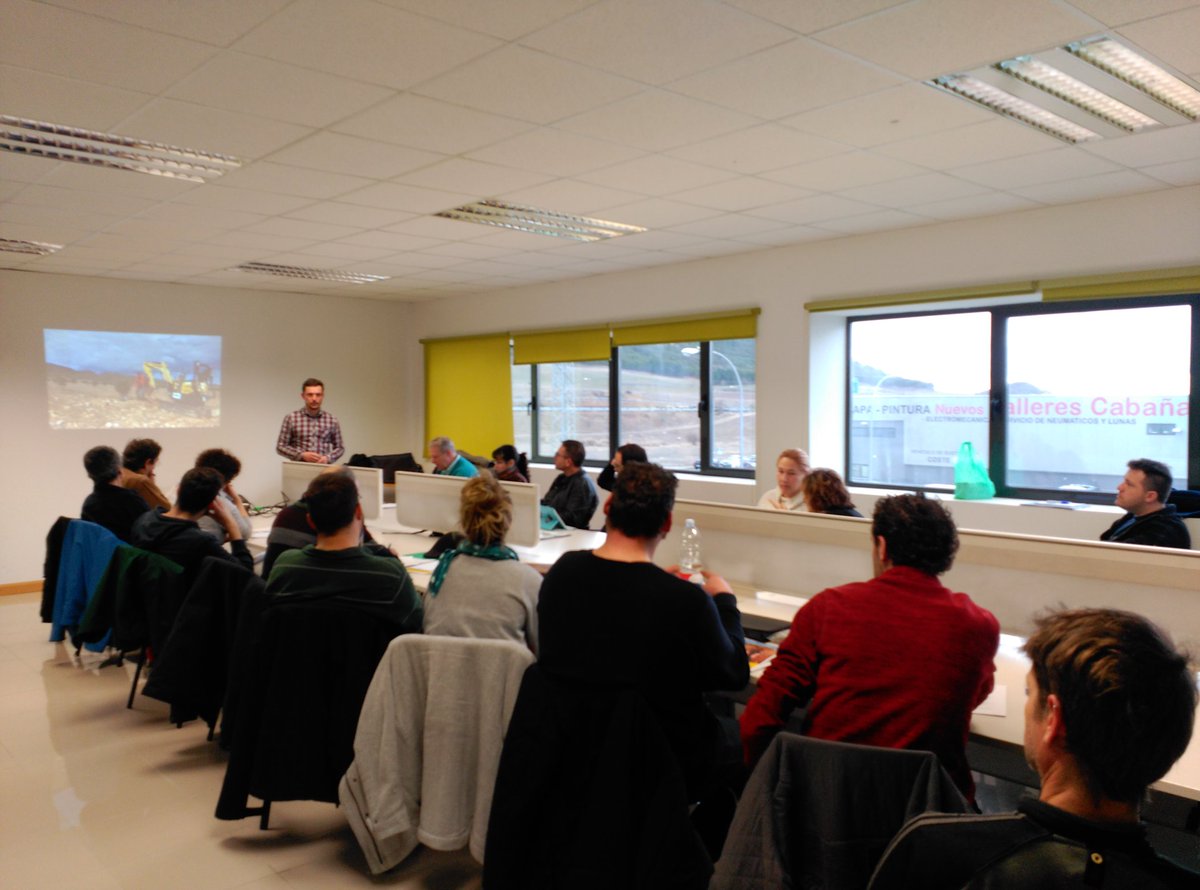 Volvemos al aula en el curso de #truficultura. <a href="/Jaimeolaizola/">Jaime Olaizola</a> nos explica la recolección y aspectos económicos del cultivo de la #trufa. <a href="/IDForest/">IDForest</a> <a href="/ECMfungi/">ECM</a> <a href="/diputacionPalen/">Diputación de Palencia</a>