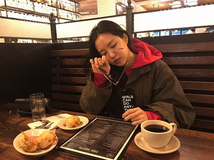 roseannebrasil's tweet photo. Naeun (Apink) tem recebido ódio por ter postado fotos no seu Instagram mostrando a capinha do seu celular que dizia "MENINAS PODEM FAZER QUALQUER COISA". Postem em suas redes sociais a hashtag #GirlsCanDoAnything para apoiá-la e também apoiar o movimento! https://t.co/FfE7FCZC6x