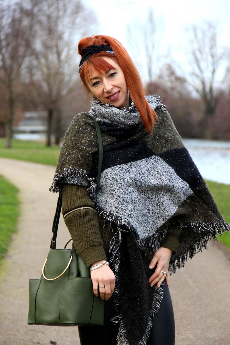 babou_mode's tweet photo. Il y a un petit #rayon de #soleil chez vous aujourd'hui ? Tamara en a profité pour se #confectionner un #look 100% #kaki, tendance et à tout petit prix chez #BABOU ! Et vous, quelles sont vos couleurs phares ? 
- L'écharpe : 12€
- Les bottines : 15€
https://t.co/UOmpnf5AES https://t.co/0f8GB6PtNL