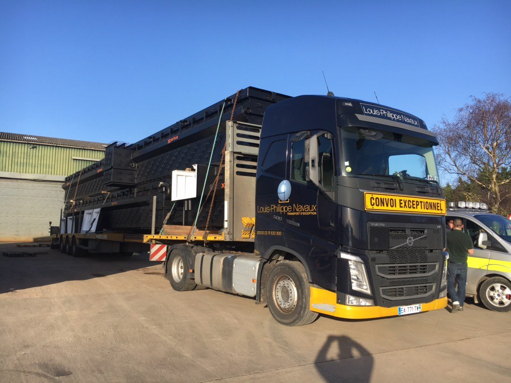 XpertiveMat's tweet photo. transport de 2 fosses de garage préfabriquées en acier de 19 m... toujours aussi impressionnant !! #premierpits #blackpits #xpertive https://t.co/XGS9Quow19