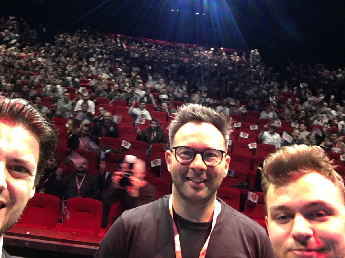 #FrontendDeveloperLove let’s do the wave!! 🚩🚩🚩 <a href="/frontendmeetups/">Frontend❤️️Meetups</a> #javascript #vuejs #angular #reactjs