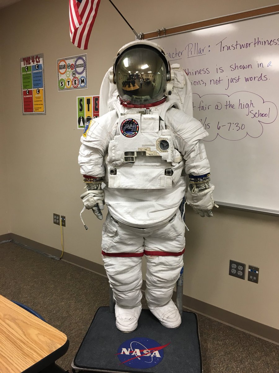fjhpltw's tweet photo. Kris Davis from NASA is telling us all about the spacesuit!! https://t.co/kVxguf2til