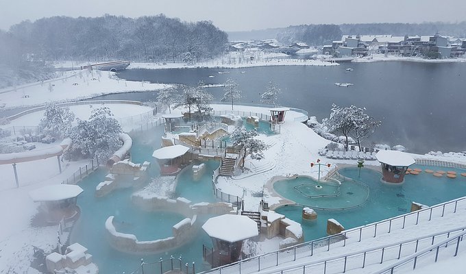 Découvrez les images de <a href="/villagesnature/">villagesnature</a> sous la #neige, offrant aux visiteurs de paysages magiques magazine.centerparcs.fr/aventure/villa…