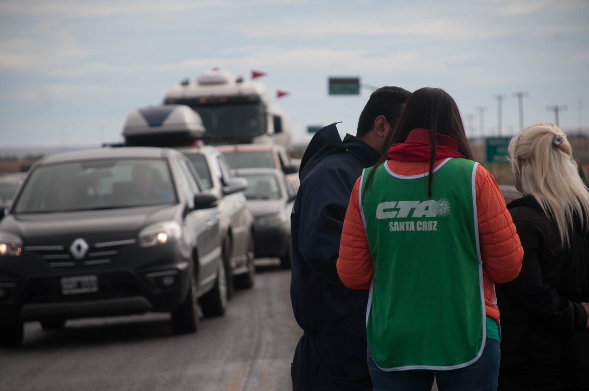 ATESantaCruz's tweet photo. En el marco del Paro Nacional de ATE, Trabajadores despedidos de YCRT cortan la Ruta nacional N°3 #SoyDeATE #15F #NoMasDespidos #YCRT https://t.co/mS4KJ956AL
