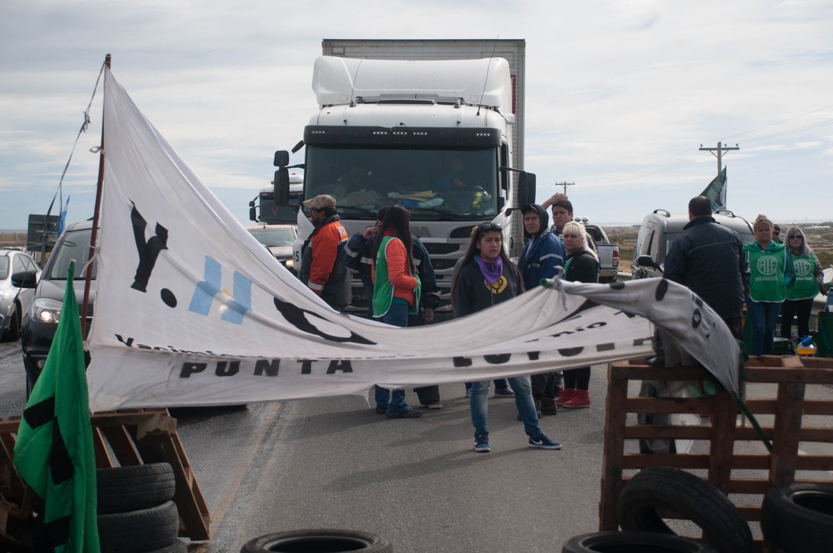 ATESantaCruz's tweet photo. En el marco del Paro Nacional de ATE, Trabajadores despedidos de YCRT cortan la Ruta nacional N°3 #SoyDeATE #15F #NoMasDespidos #YCRT https://t.co/mS4KJ956AL