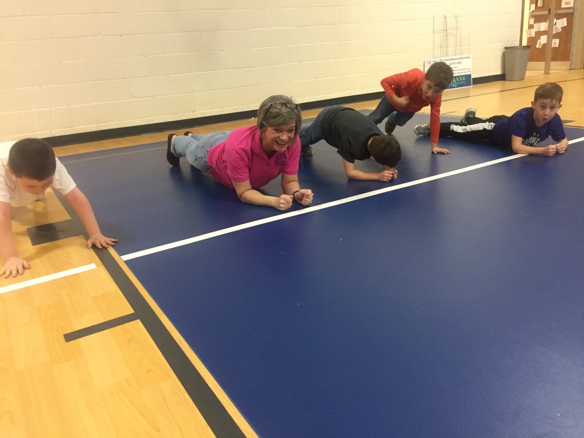 I love that our principal models good physical fitness! #plank
<a href="/jshepherdedu/">Jill Shepherd</a> @FCSGlenwood