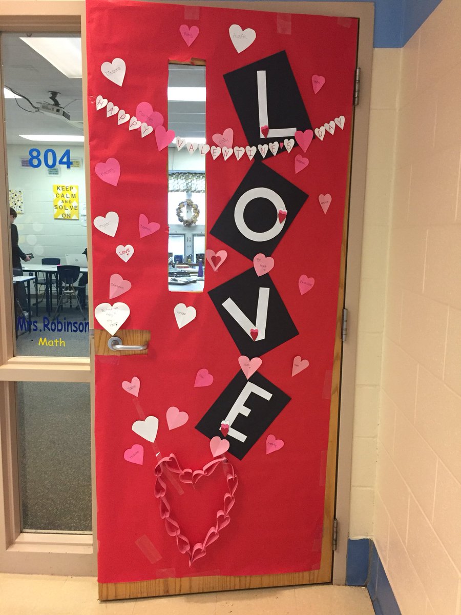 RVMSRobinson8's tweet photo. Awesome job on our classroom door for Valentine’s Day! Thank you to those students that helped! https://t.co/cODIGTVOTP