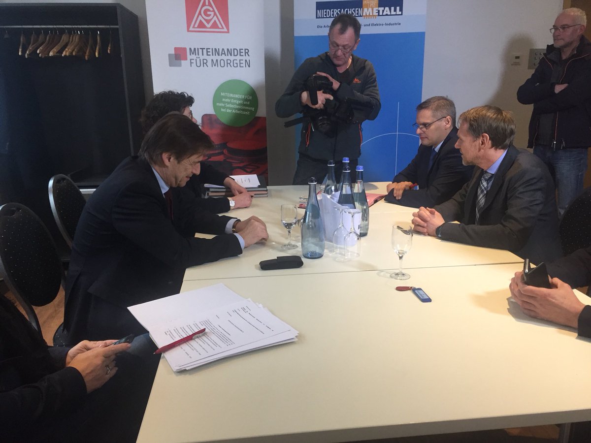 NiedersachsenME's tweet photo. Habemus Abschluss 😇 In allen maßgebl. Punkten haben wir gerade den @Suedwestmetall - Piloten übernommen. Tragfähiges Gesamtpaket! Aber: schwere Geburt - 4h wurde nochmal verhandelt. Jetzt noch Zustimmung durch Mitgliederversammlung und dann Strich unter die #TrME18 ! 😥 https://t.co/k0JE2iNPcx
