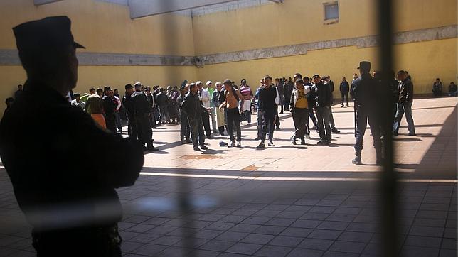 TanquemElsCIE's tweet photo. #AlertaCIE:
Deportats els dos interns del CIE de Barcelona que van denunciar agressions per part de la CNP

Malgrat tenir coneixement de la deportació, el jutjat no va aturar l’expulsió dels interns per poder dur a terme una investigació
#STOPdeportacions

https://t.co/plTKJEw2ZY https://t.co/BEcKblaovf