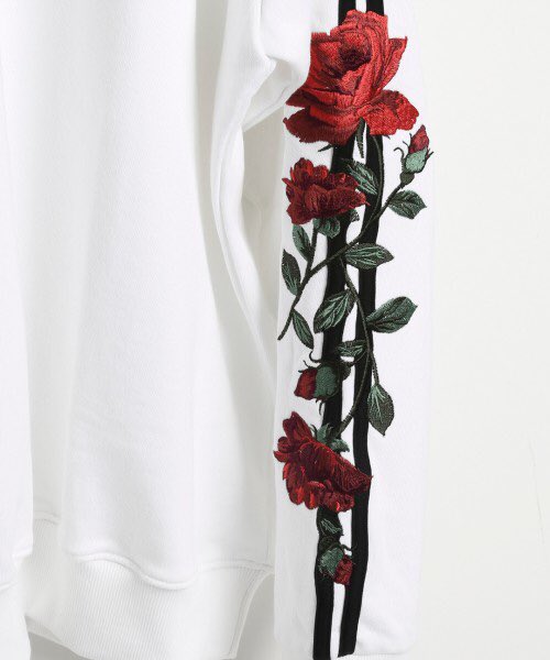 maaaasaaaataka's tweet photo. ✨NEW ARRIVAL✨
#LEGANDA

Two Line Rose Embroidery ルーズシルエットスウェットトレーナー

両袖にラインと薔薇の刺繍を施したデザイン。
フロントにトライアングル刺繍、バックにメッセージプリント入り。
ラグランスリーブを使用したルーズなシルエット。
ユニセックスで着用可能なアイテム🌹 https://t.co/IrKKM3qbml