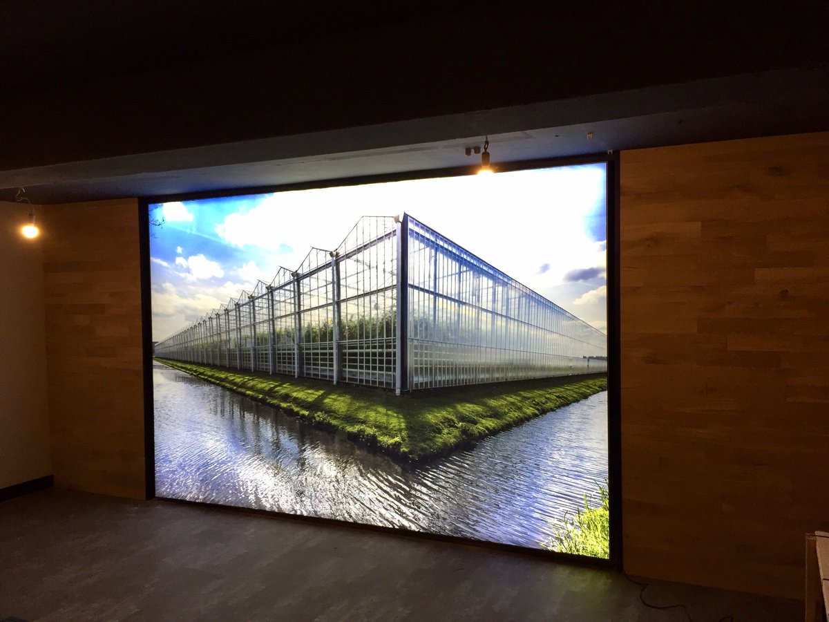 boostreclame's tweet photo. Voor het nieuwe kantoor van @WestlandAdvies in ‘s-Gravenzande de aluminium frames mogen maken. Het frame met textieldoek van de kas is voorzien van LED verlichting! https://t.co/SgVrfLMSwd